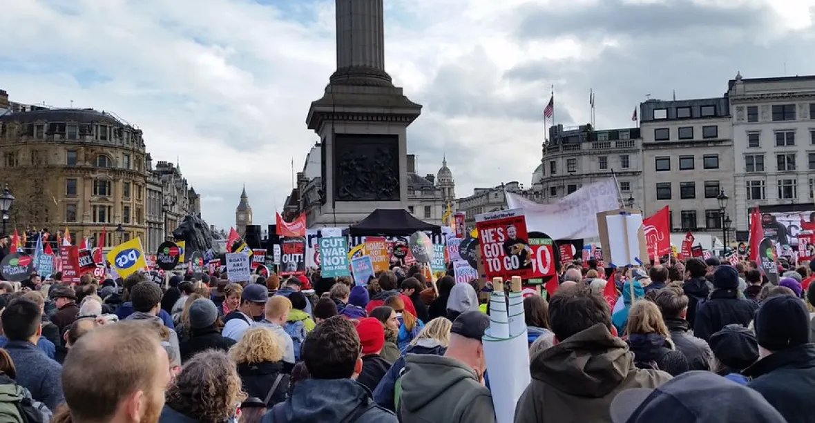 V Londýně demonstrovalo přes 50 tisíc lidí proti Cameronovi