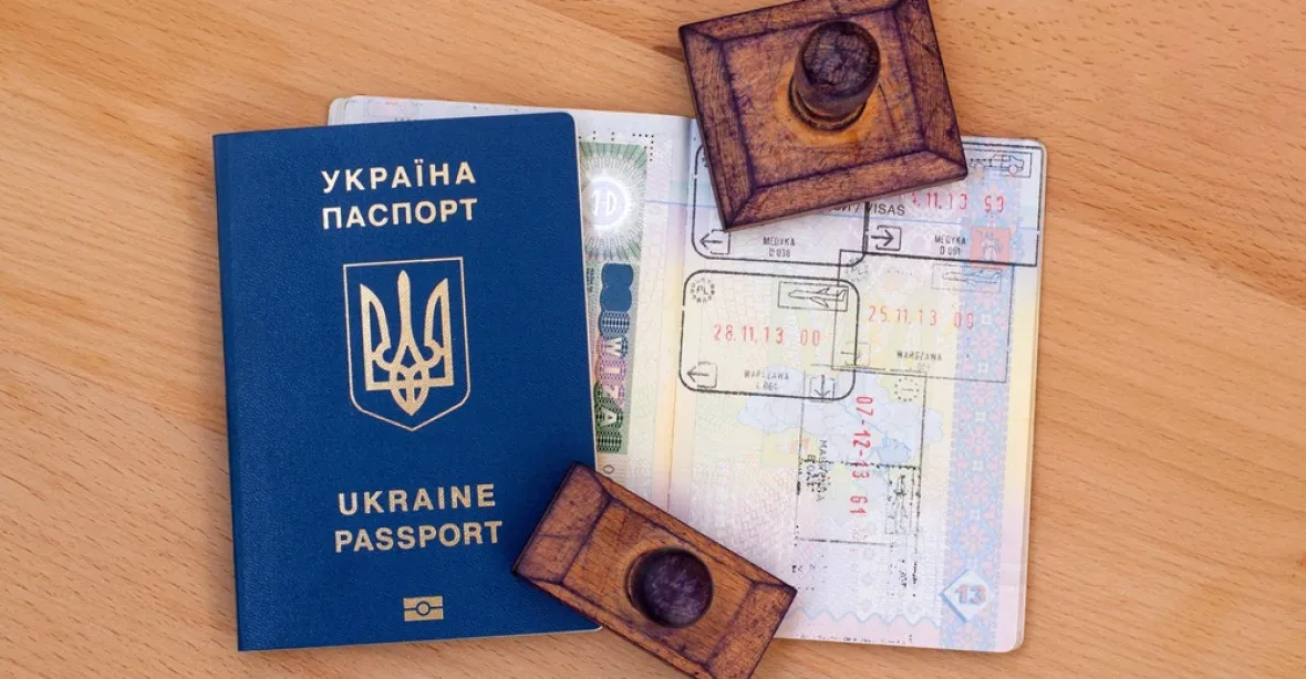 Brusel navrhuje zrušit Ukrajincům víza do unie