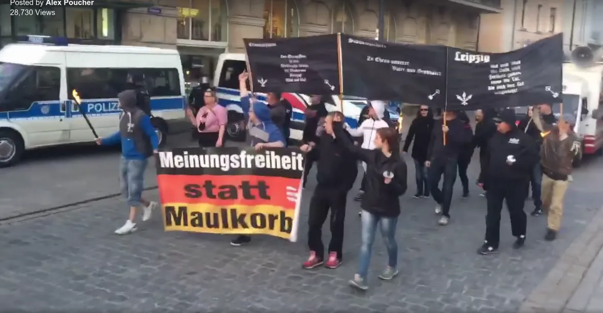 Louče a transparenty. Extremisti v Jeně oslavili Hitlerovy narozeniny