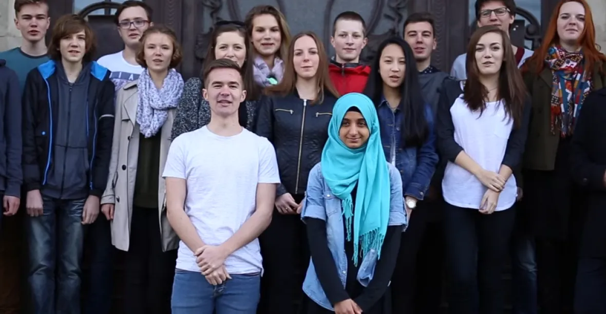 ‚Stojíme za tebou.‘ Studenti z Teplic natočili video na podporu muslimky