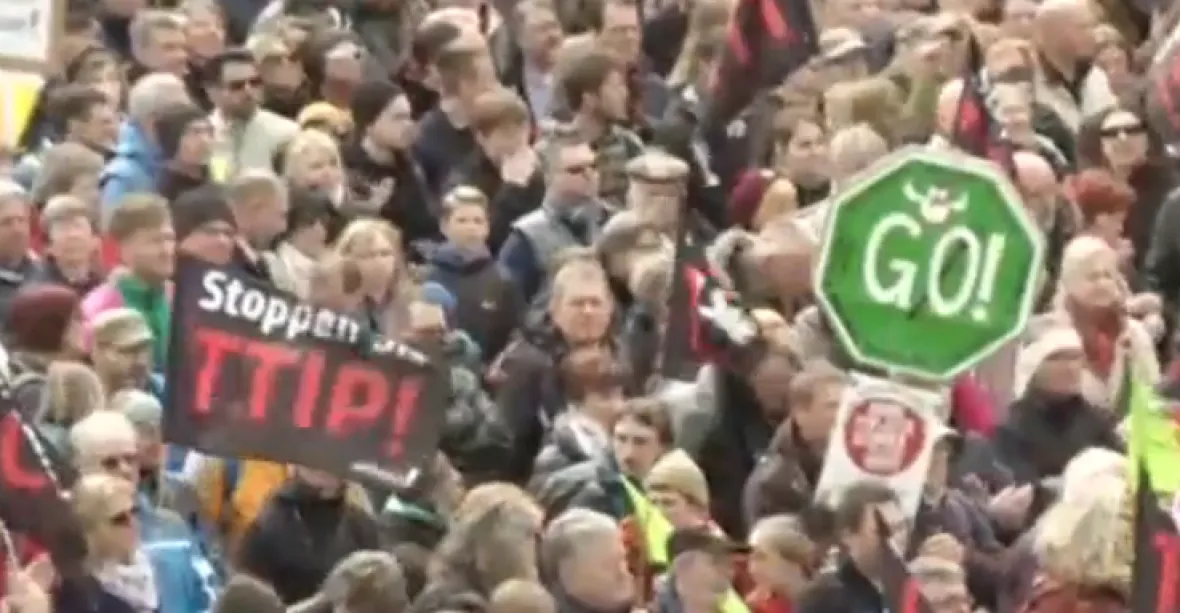 V Německu demonstrovaly proti dohodě s USA desetitisíce lidí