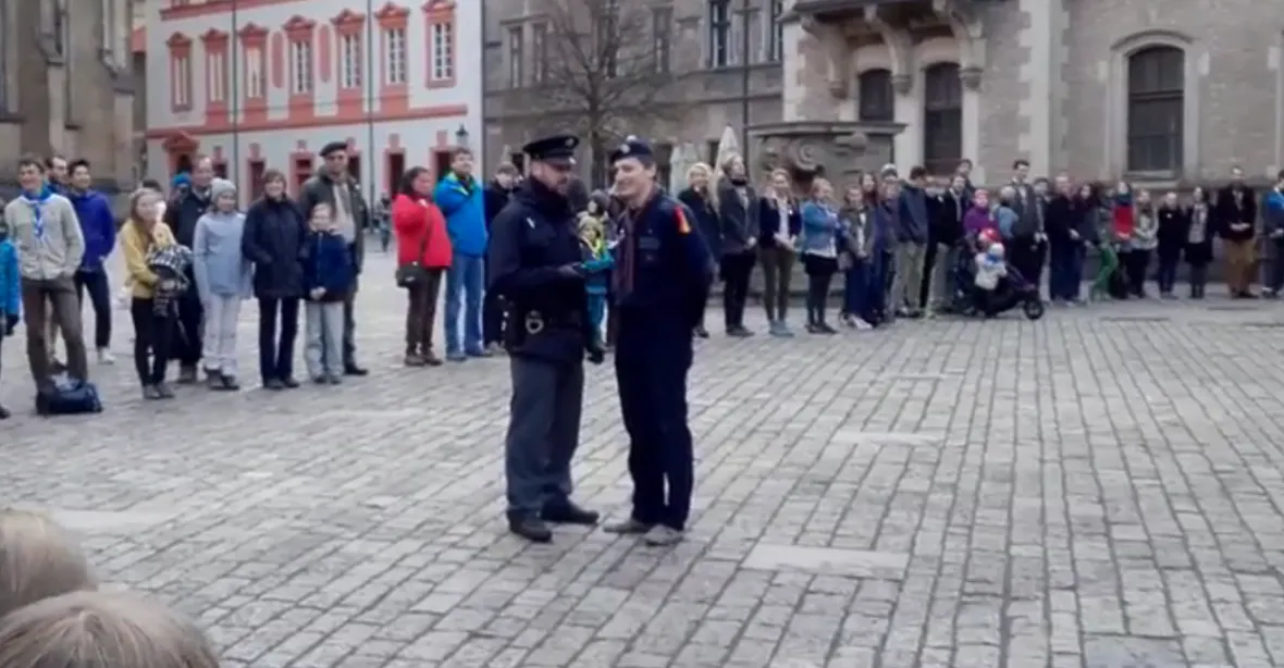 Policie na Hradě zakázala skautům zpívat hymnu. Ovčáček se omlouvá