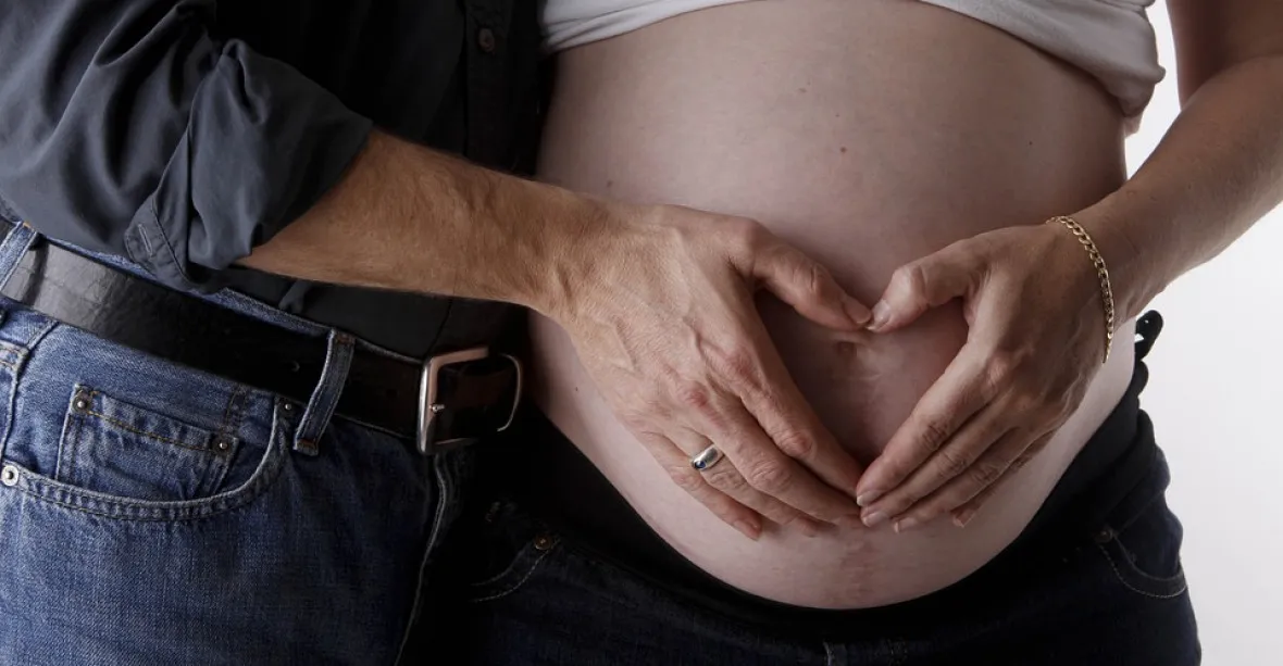 US: Samotnou přítomnost otců u porodu si nemohou porodnice účtovat