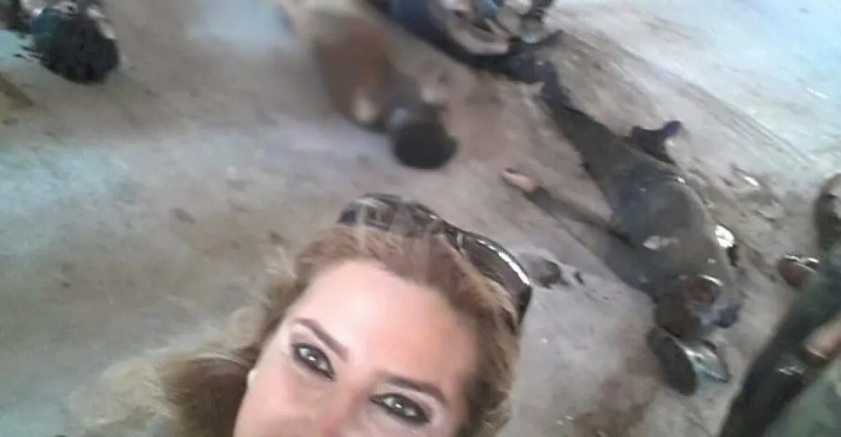 Asadova novinářka si fotila selfie s mrtvolami rebelů