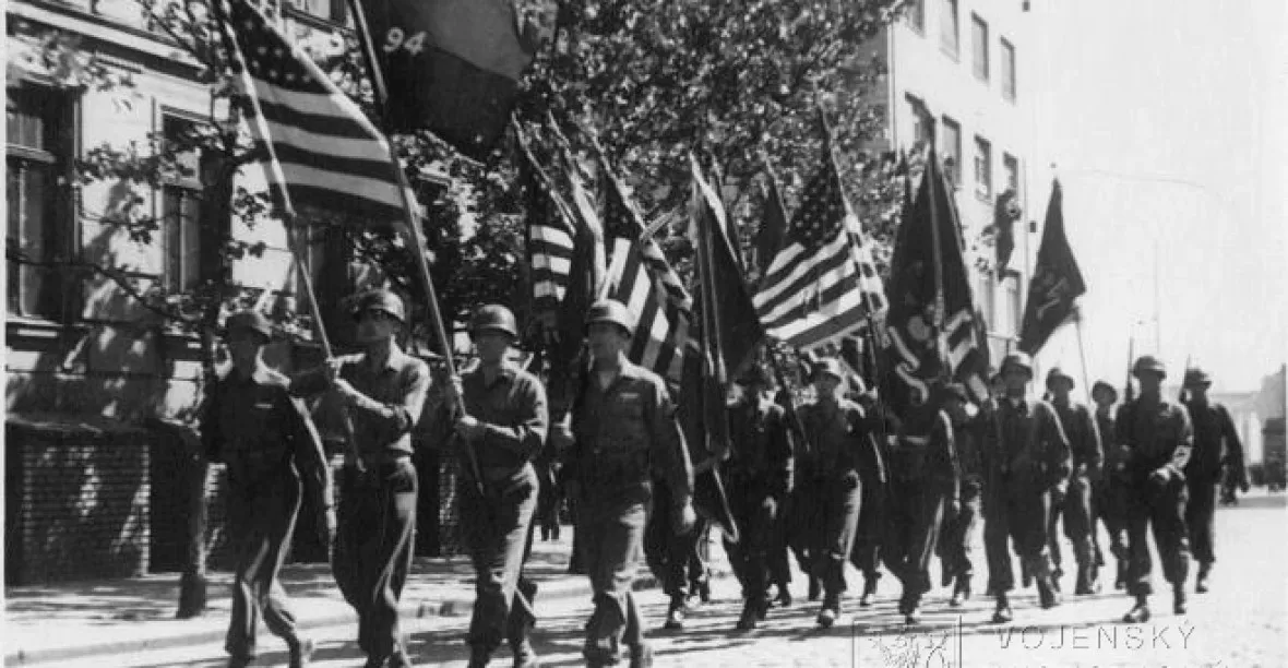 ‚Američané Plzeň neosvobodili,‘ přepisuje Okamura dějiny