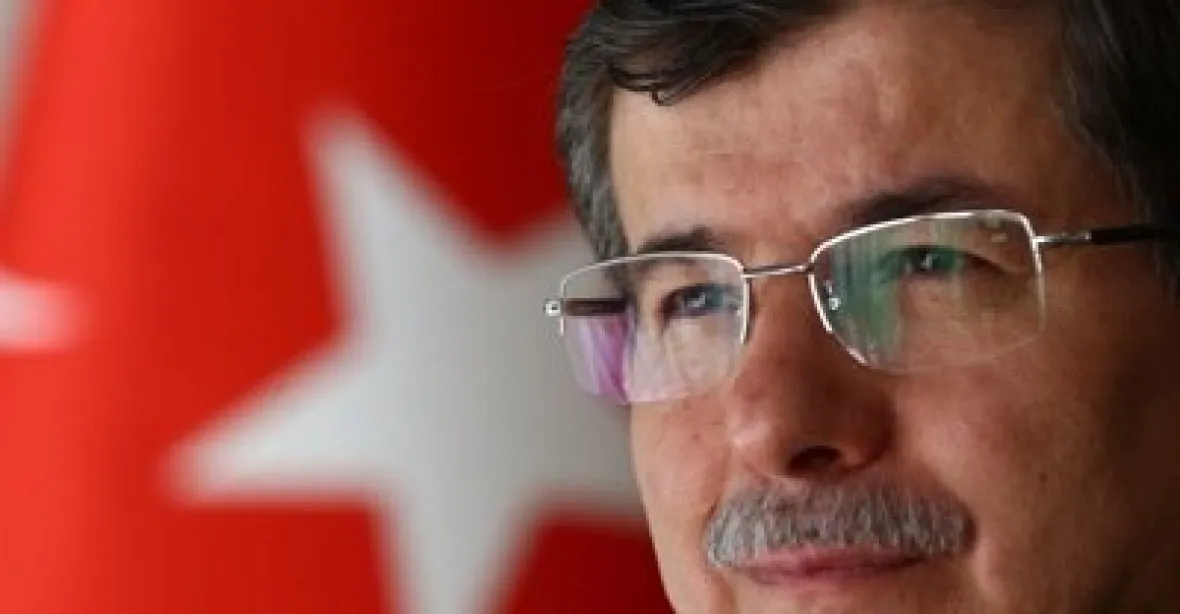Turecký premiér mizí ze scény. Neustál spory s Erdoganem