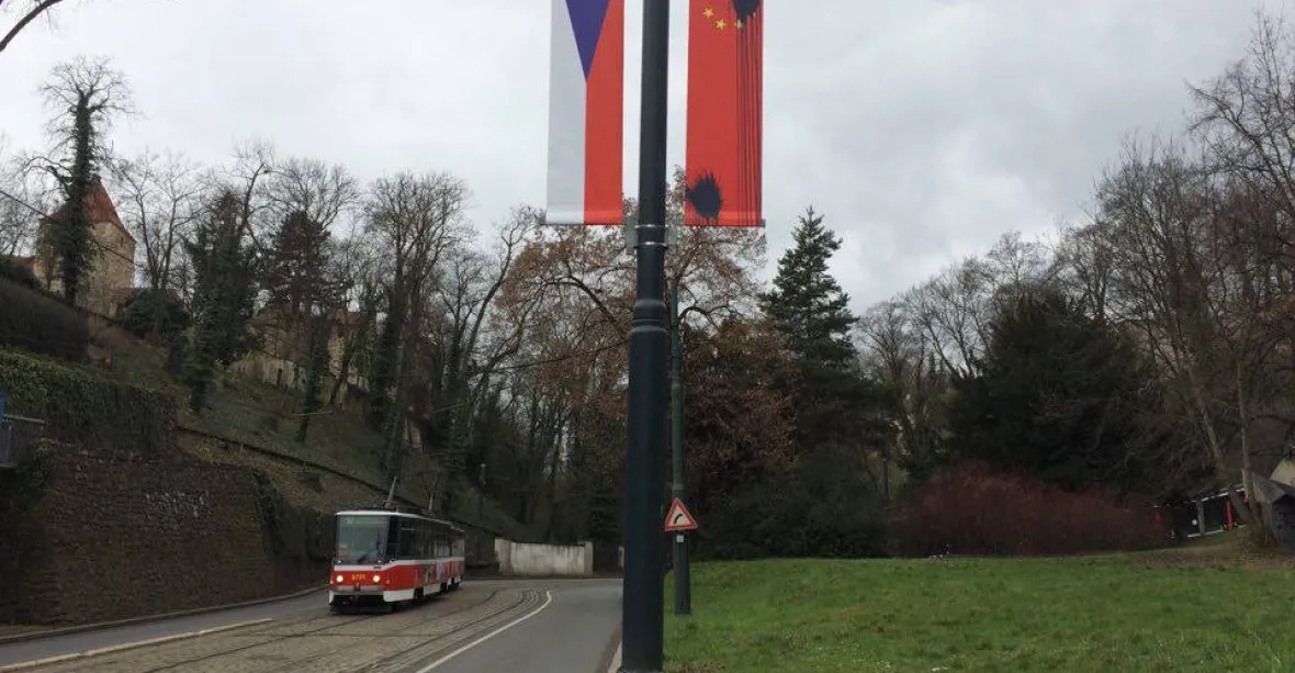 Praha 6 odpustila studentovi pokutu za vyvěšení tibetské vlajky