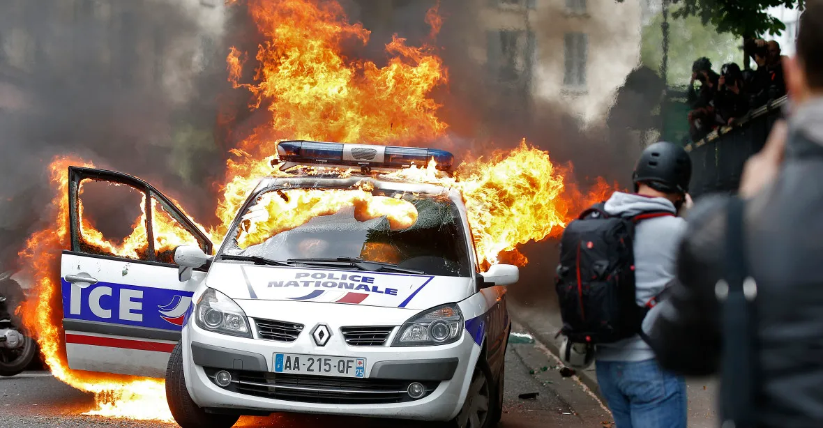 Brutalita v ulicích Paříže: demonstranti zapálili policejní auto a napadli strážníka
