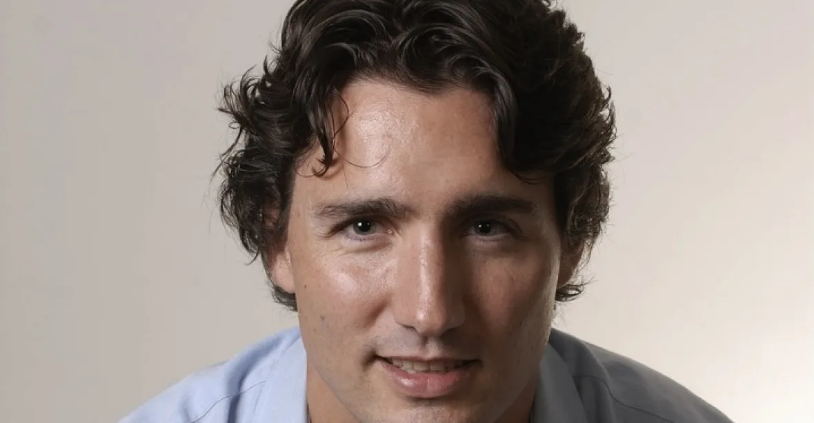 Kanadský premiér vzal opoziční poslankyni loktem do hrudi