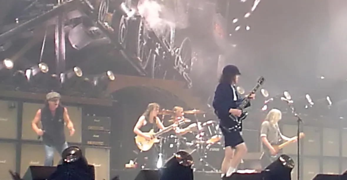 V Letňanech při koncertu AC/DC zněly zvony a duněla děla