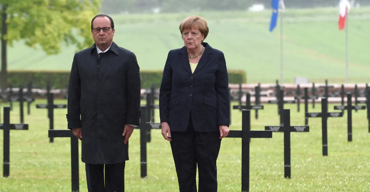 Symbolické setkání u Verdunu. Hollande a Merkelová uctili památku mrtvých