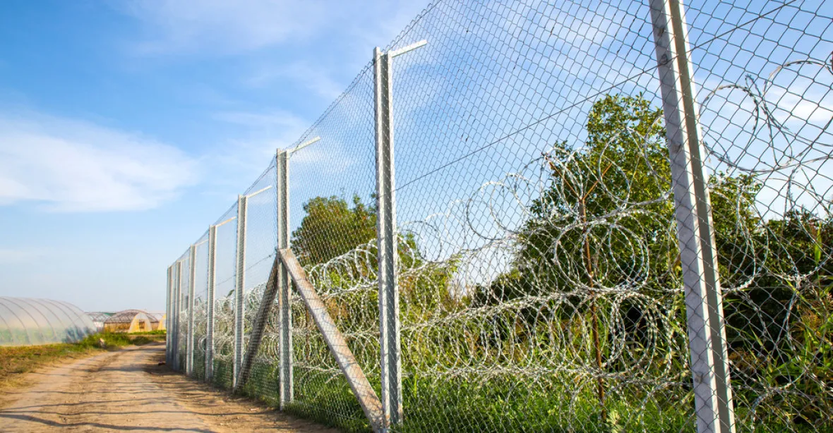 Ostnatý drát nestačí. Maďarsko posiluje plot na hranici se Srbskem