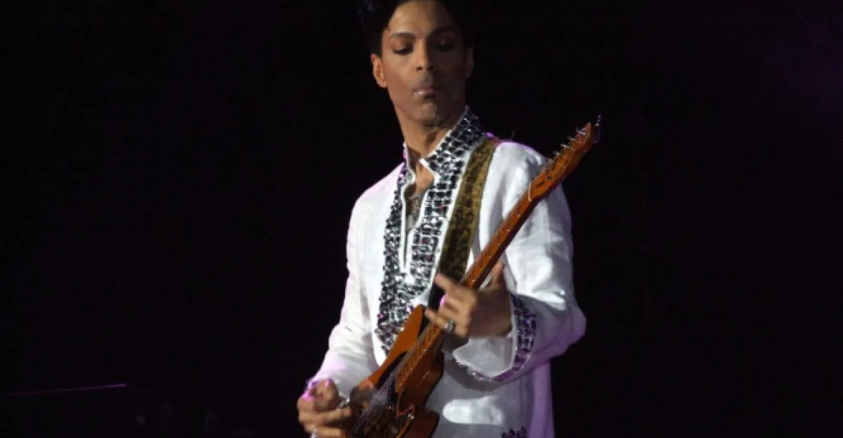 Zpěvák Prince zemřel podle vyšetřovatelů na předávkování opiáty