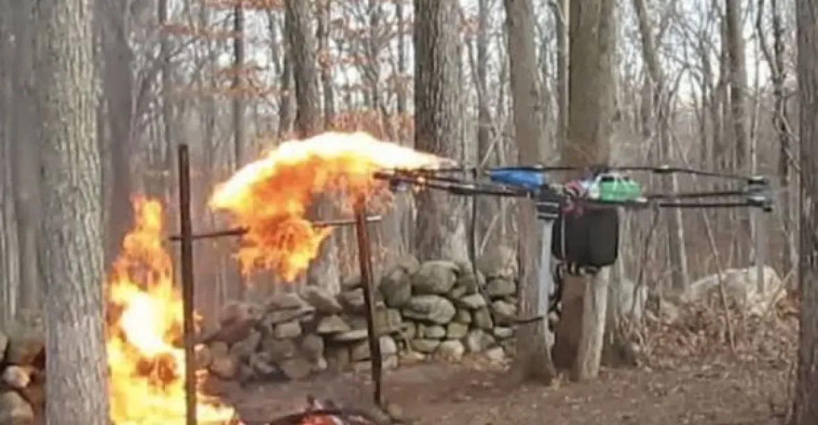 Student sestrojil drony se zbraní a plamenometem
