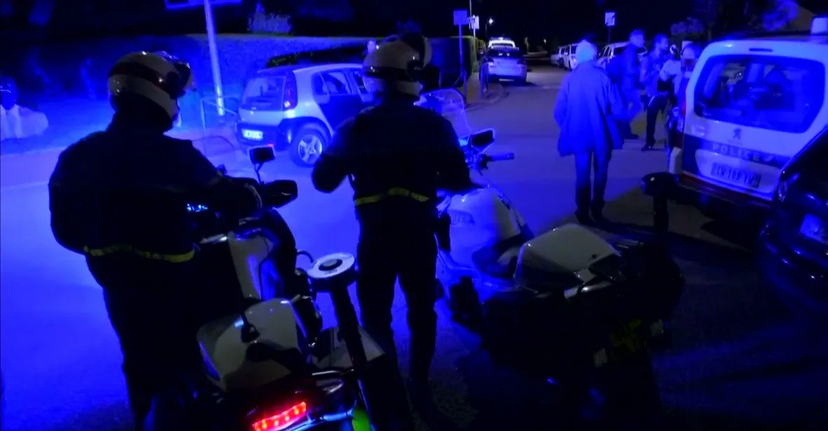 ‚Alláhu akbar‘. Islamista u Paříže ubodal policistu a jeho partnerku