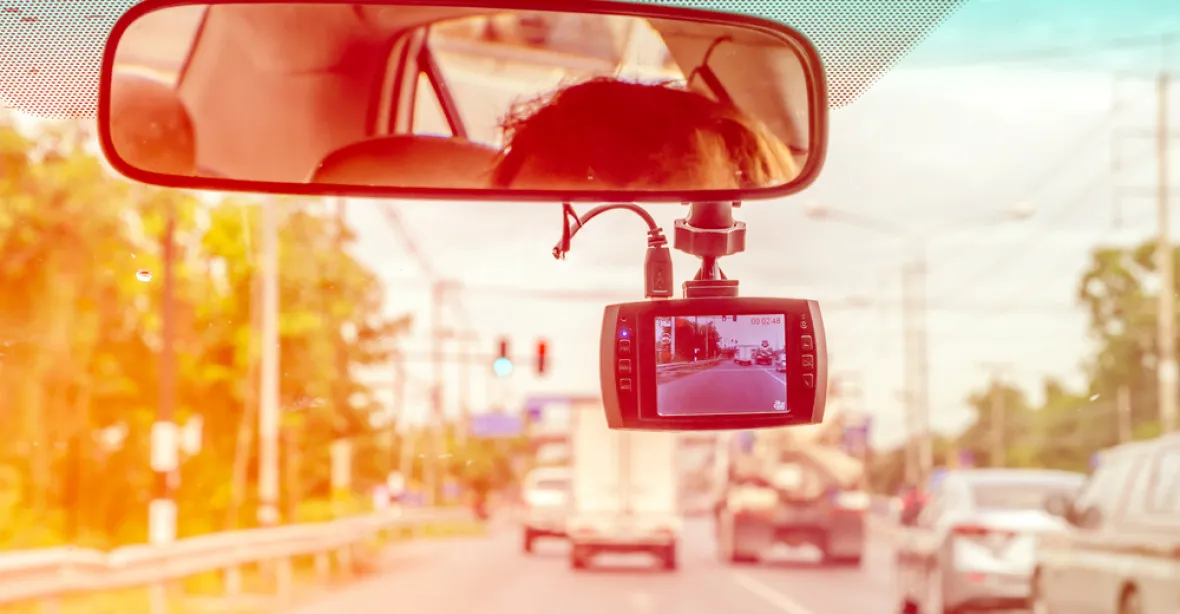 Natáčíte si jízdu autem kamerou? Pozor na sdílení na Facebooku