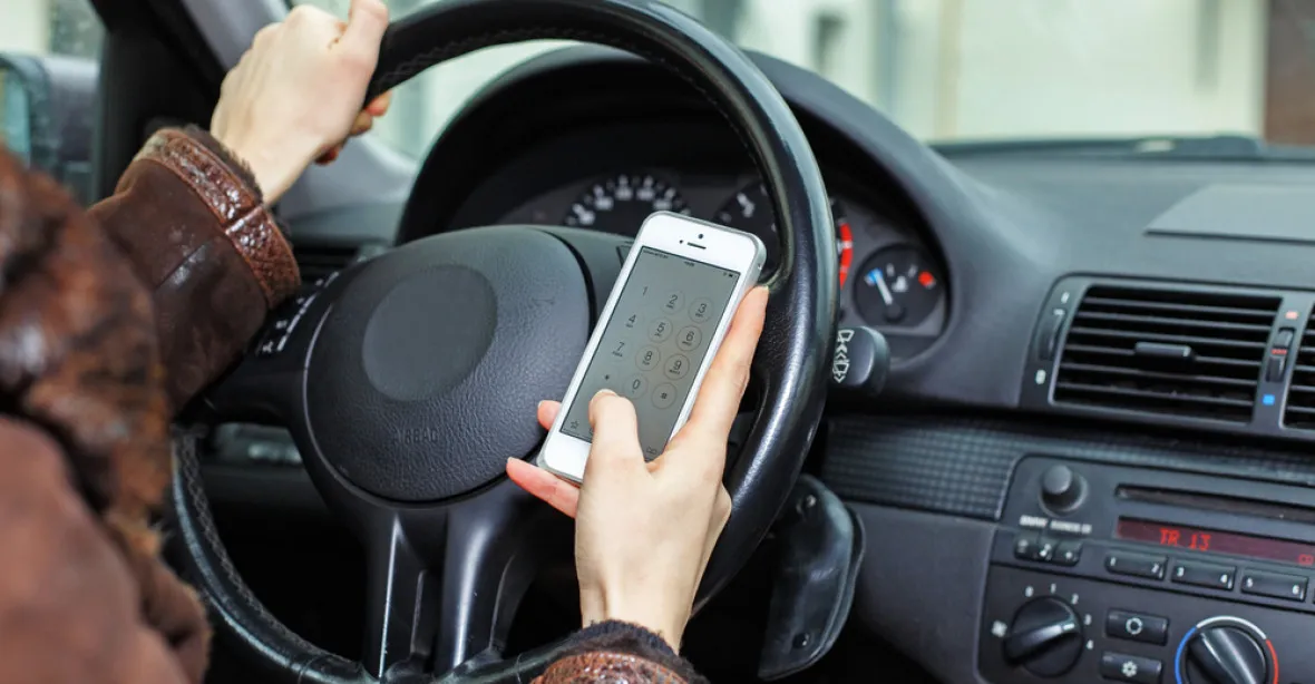 Chatování a psaní sms za jízdy: řidič je 23x nebezpečnější