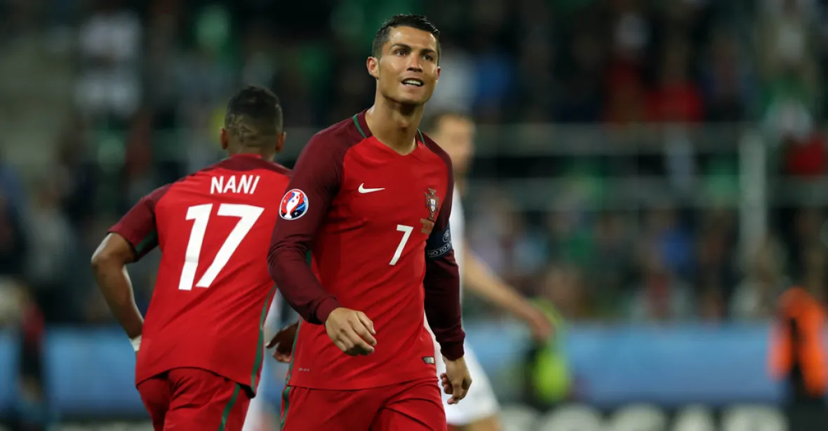 Ronaldo zahodil novinářův mikrofon do vody. Pak dal dva góly