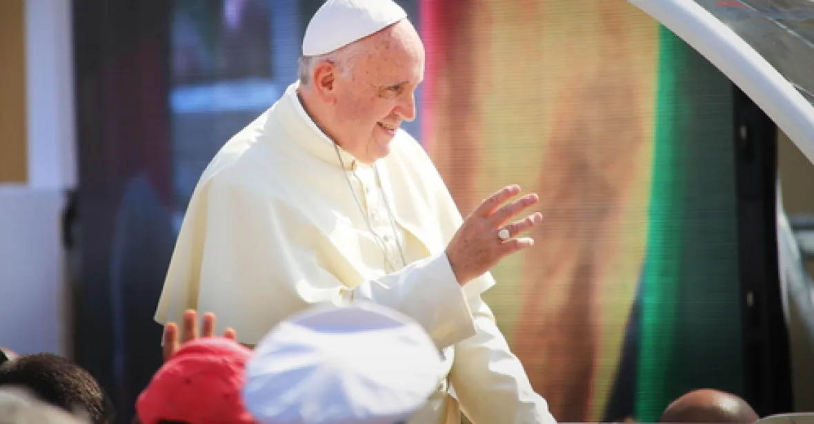 Církev by měla požádat homosexuály o odpuštění, řekl papež