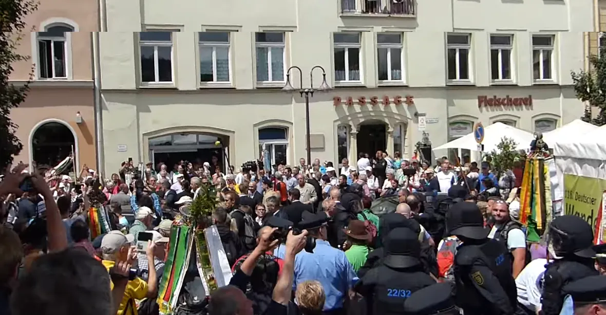 VIDEO: Na Gaucka šli s nožem. Policie zatkla muže s hákovým křížem