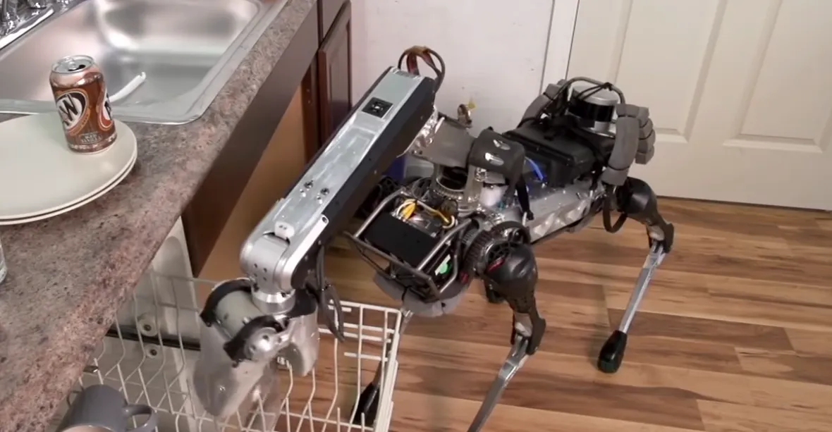 Robotický pes přinese pití a uklidí nádobí do myčky. Podívejte se