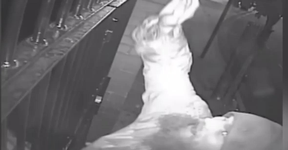 VIDEO: Muž vhodil do mešity pytel s vepřovým masem