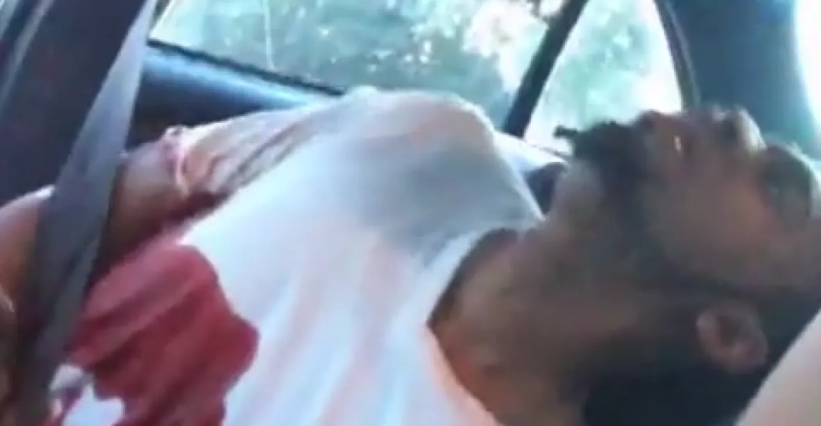 VIDEO: Policisté zastřelili černocha, jel s přítelkyní a dítětem v autě