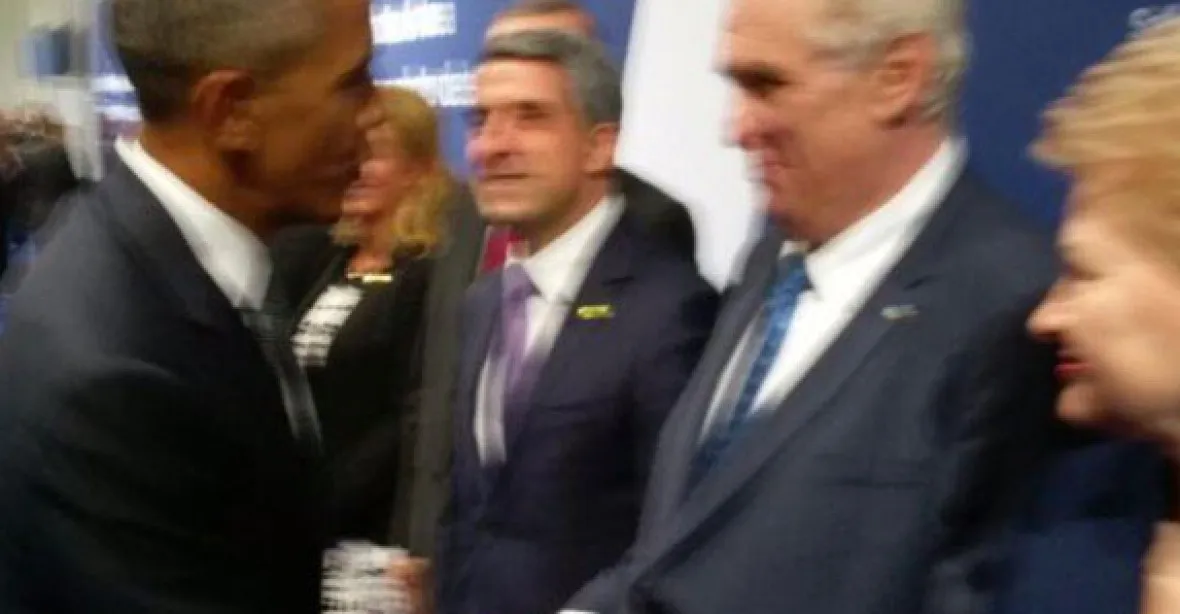 Ovčáčkovi se klepala ruka při focení Obamy se Zemanem na summitu NATO