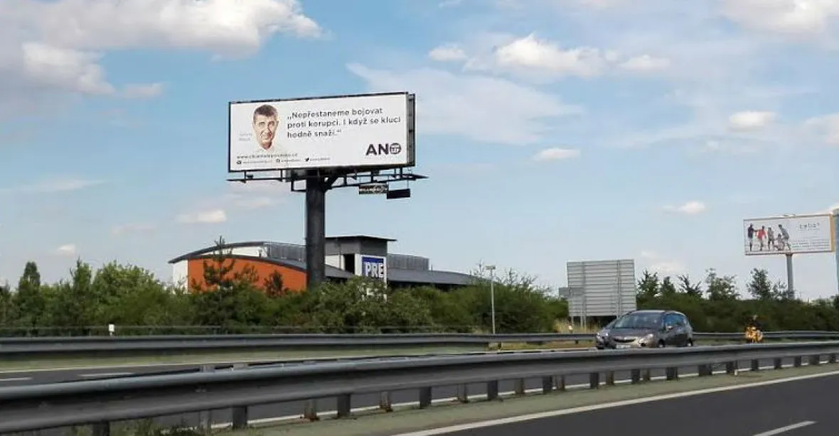 Nové billboardy ANO napadají ČSSD kvůli Šlachtovi