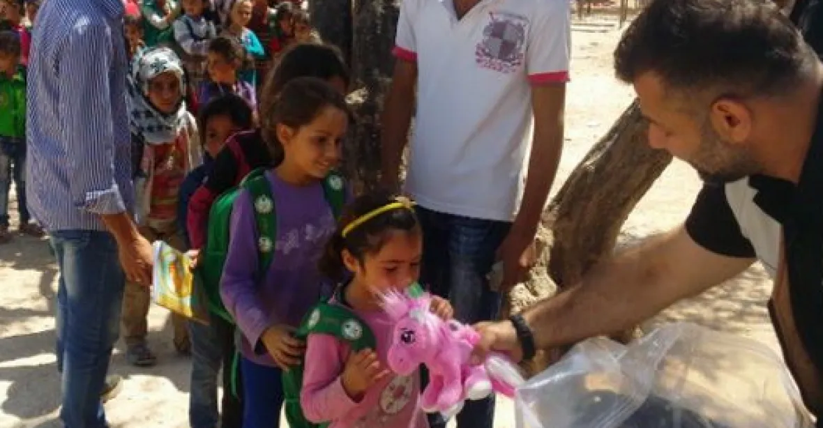 Syřan pašuje do válčných zón pytle hraček pro děti