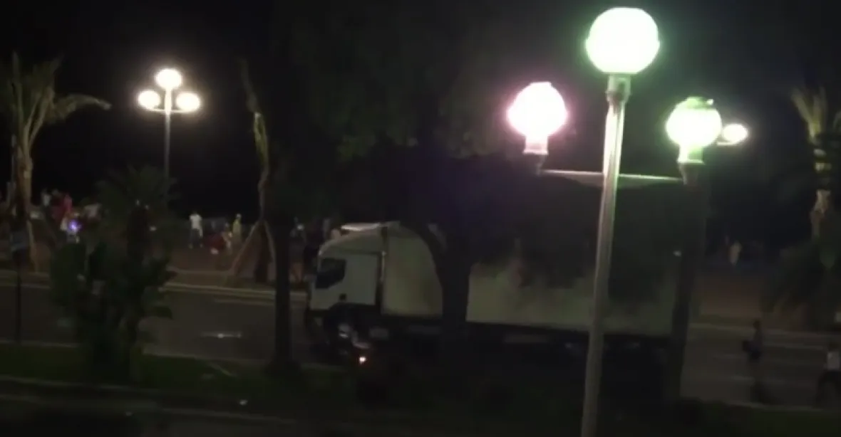 Děsivá videa z útoku v Nice: teroristu v kamionu zastavilo až 30 střel