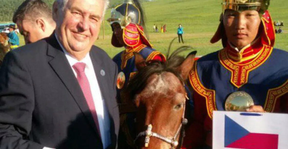 Zeman dostal v Mongolsku koníka. Pojmenoval ho zase ‚Bimbo‘