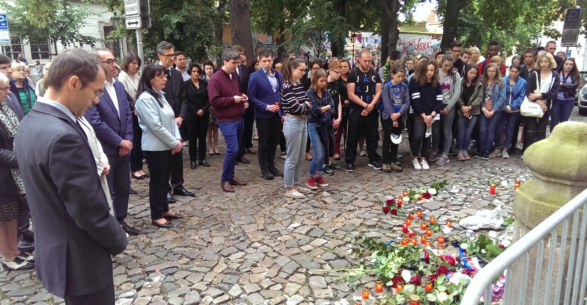 Pieta u francouzské ambasády: minutu ticha drželi politici i kolemjdoucí