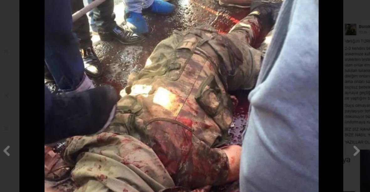 V Turecku lynčují poražené pučisty. Jednomu prý uřezali hlavu