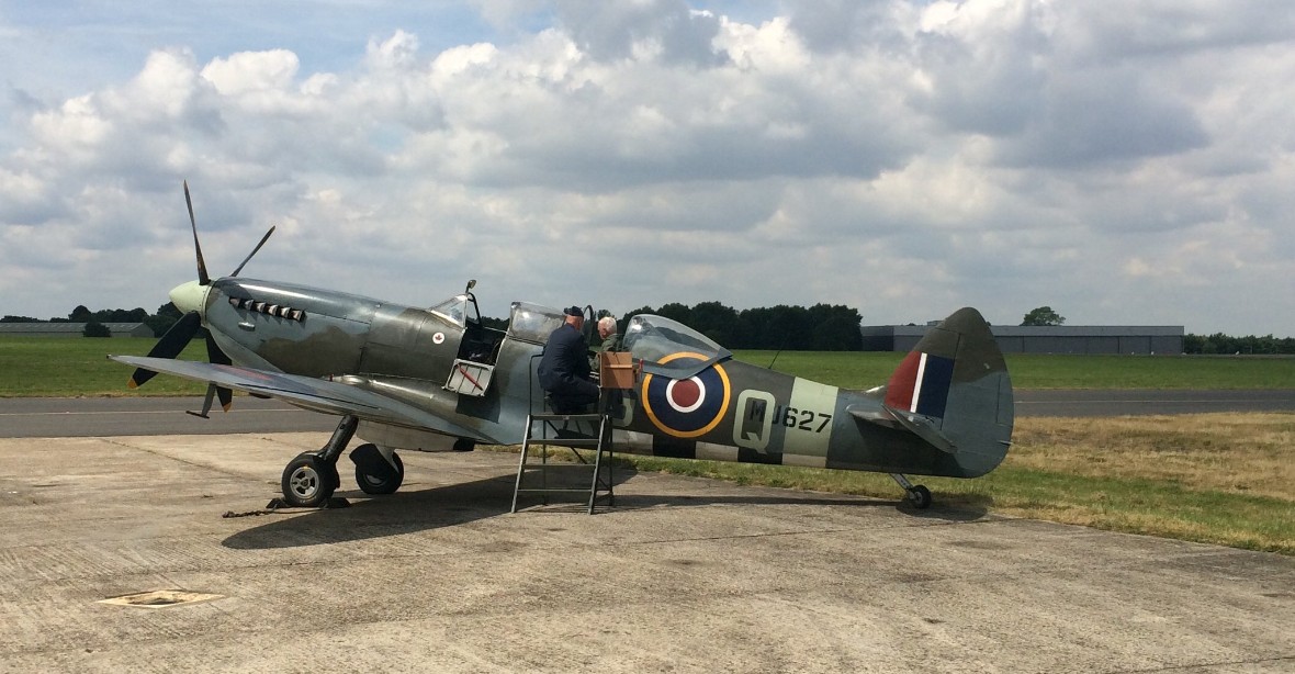 Veterán z 2. sv. války generál Boček se znovu proletěl Spitfirem