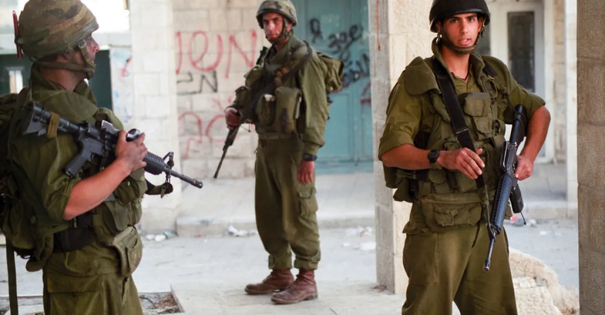 Izraelští vojáci zastřelili Palestince, který je chtěl pobodat