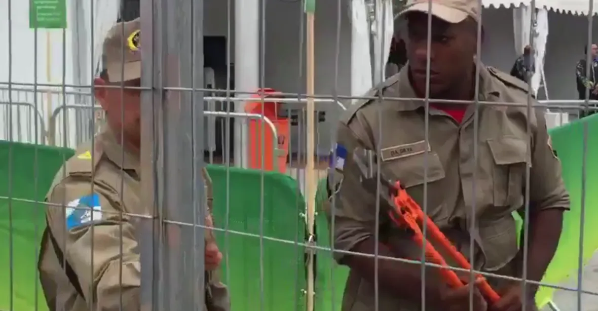 Ostuda v Riu. Organizátoři ztratili klíče od stadionu, otvírali bránu kleštěmi