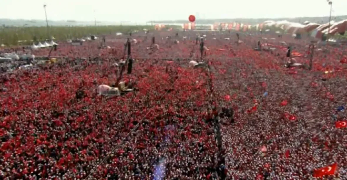 ‚O trestu smrti pro pučisty rozhodne parlament,‘ řekl Erdogan milionové demonstraci