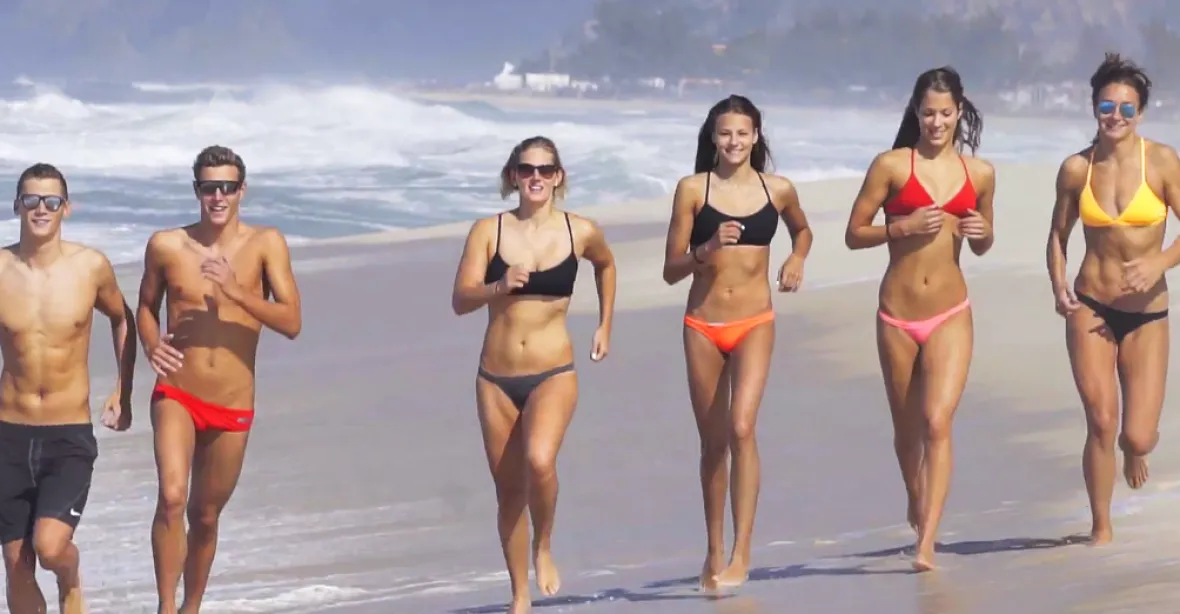 Slunná pláž a sexy těla. Čeští sportovci nadchli novým videem