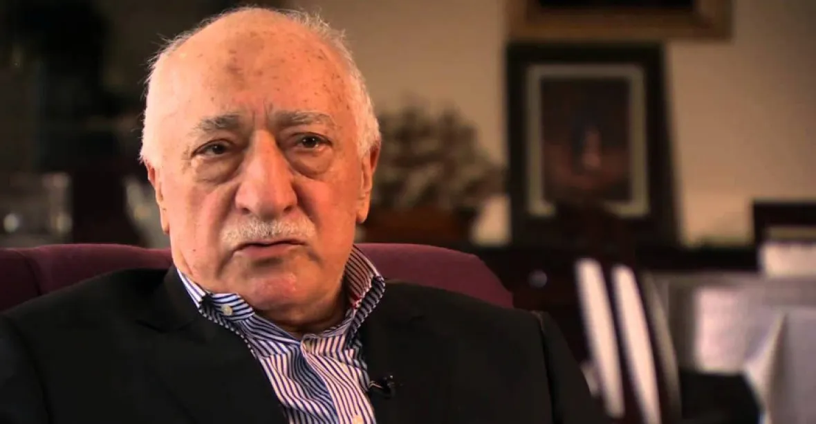 Turecko navrhuje pro Gülena 1900 let vězení za zosnování puče