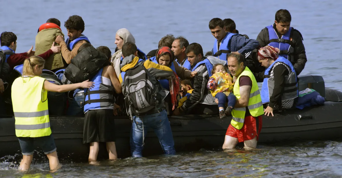 Příliv běženců do Řecka opět roste, za 24 hodin jich připlulo 261