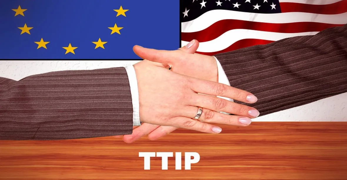 Zastavte rozhovory mezi EU a USA, vyzval i rakouský ministr