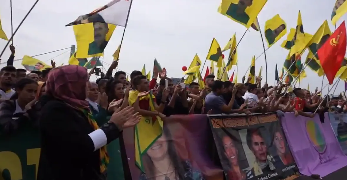 Desetitisíce Kurdů demonstrovaly v Kolíně proti Erdoganovi