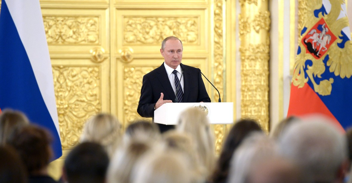 Tužky a boty prozrazují, že Putin dělá něco jiného, než tvrdí Kreml