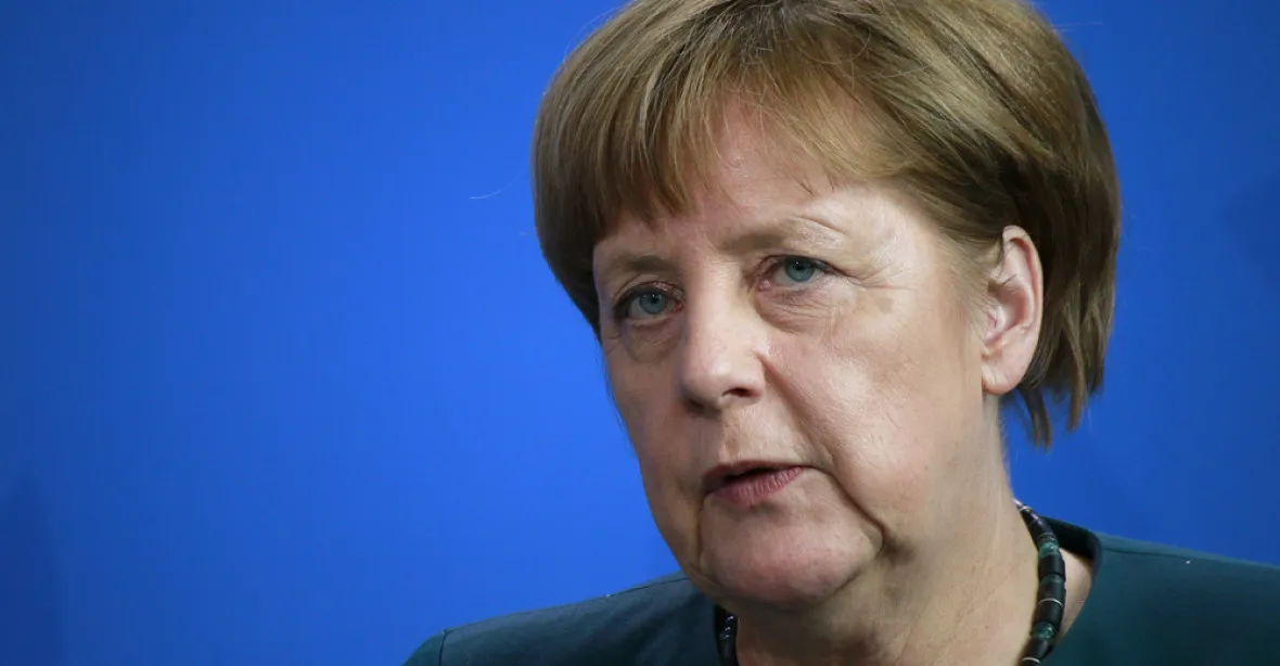 Merkelová v Bundestagu: Terorismus nepřišel s uprchlíky