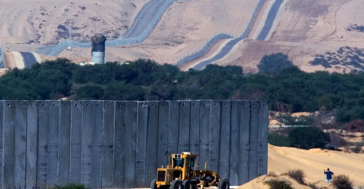 Ploty už nestačí. Izrael odřízne Palestince betonovou zdí