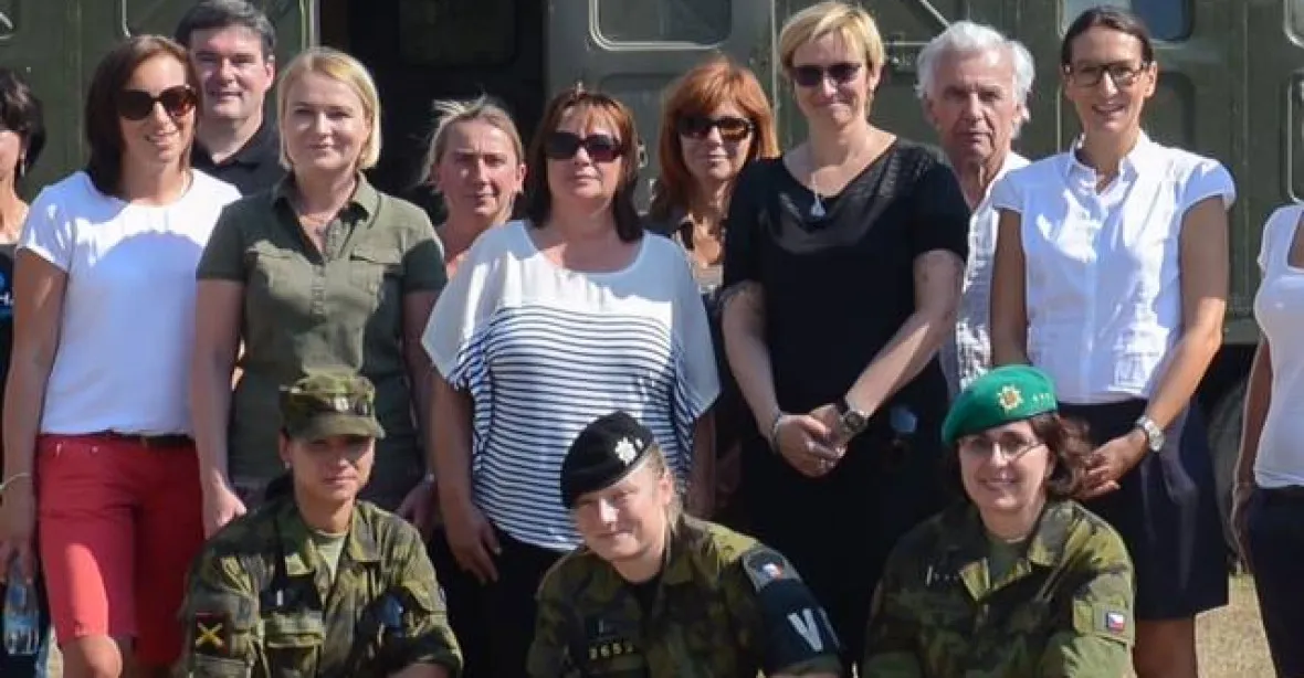 Zemanová na tankodromu pořádala střílení pro ženy. Zastřílely si i političky ODS