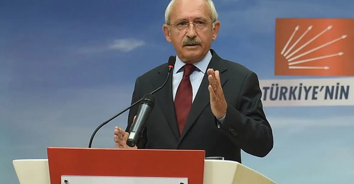Turecká opozice chce u ústavního soudu napadnout popřevratové dekrety