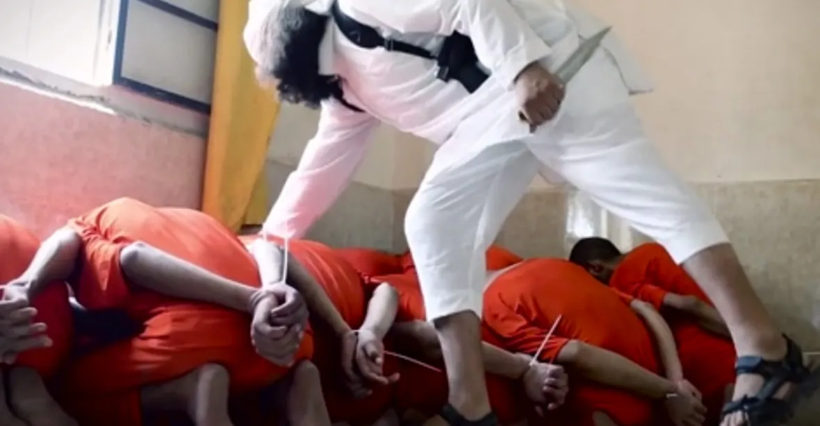 Islámský stát zveřejnil ‚nejhorší video‘ z popravy. Ve stylu zvířecích jatek