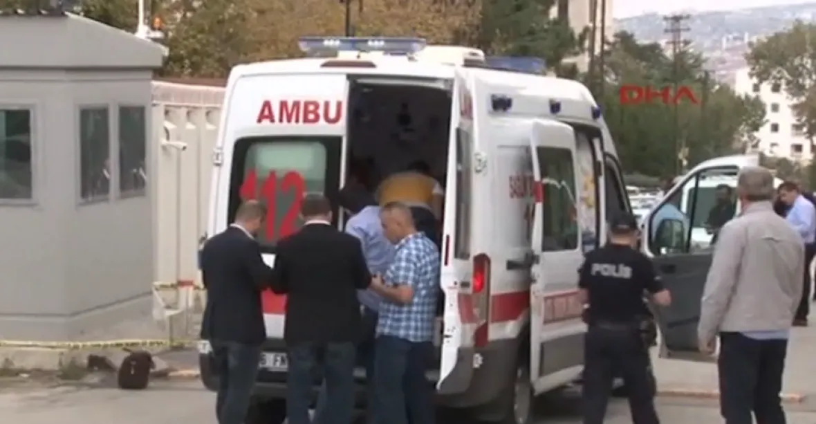 Muž s nožem zaútočil na izraelskou ambasádu v Turecku. Skončil postřelený